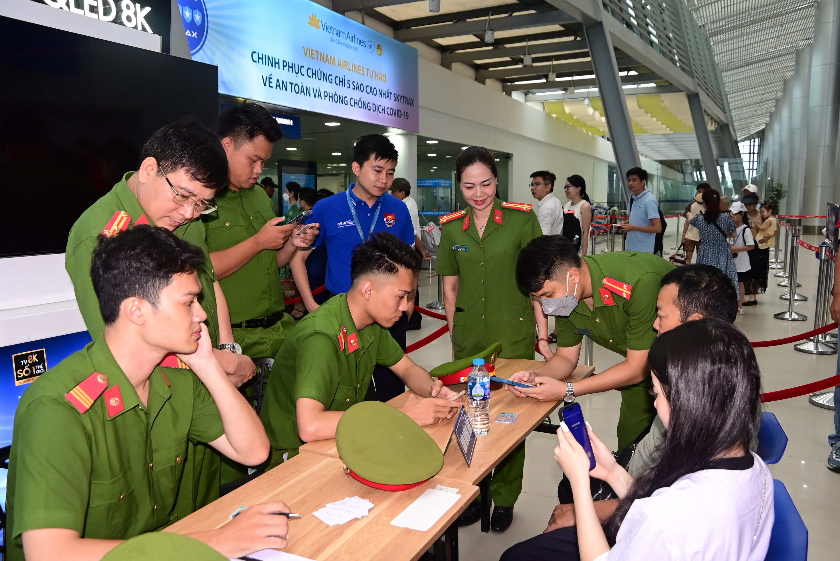 Công an quận Hải An tổ chức đặt điểm thu nhận CCCD và kích hoạt tài khoản ĐDĐT Cảng Hàng không Quốc tế Cát Bi